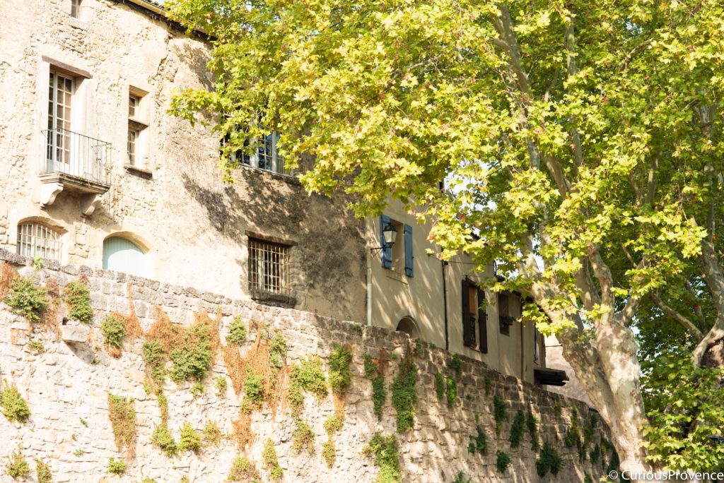 village cucuron ramparts